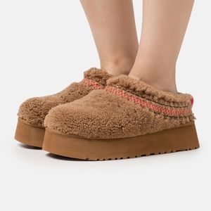 UGG Tazz Braid Boots
Women's